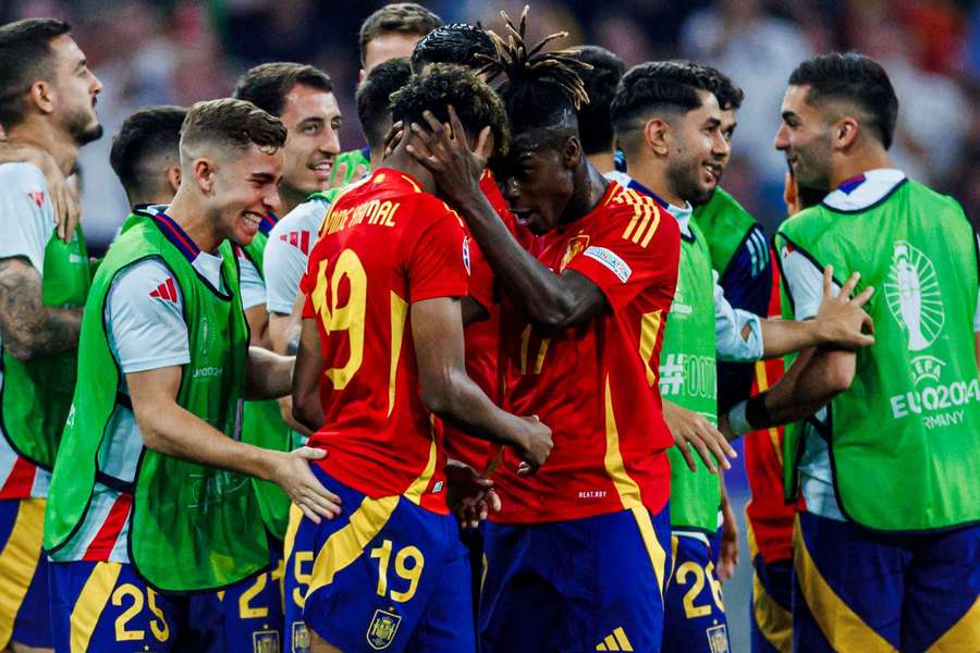 Todos felicitan a Lamine Yamal tras su golazo