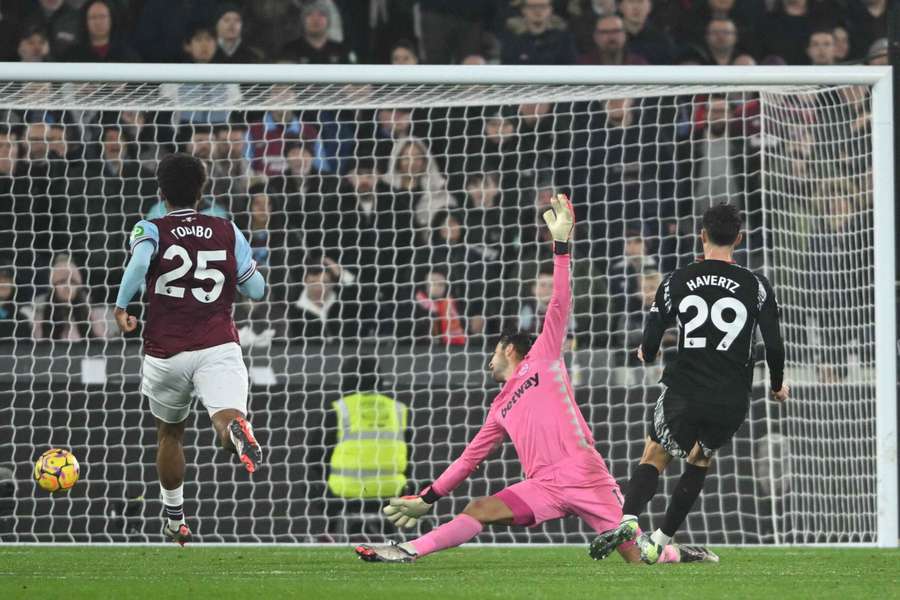 Arsenal strzelił pięć goli Fabiańskiemu i jest wiceliderem Premier League