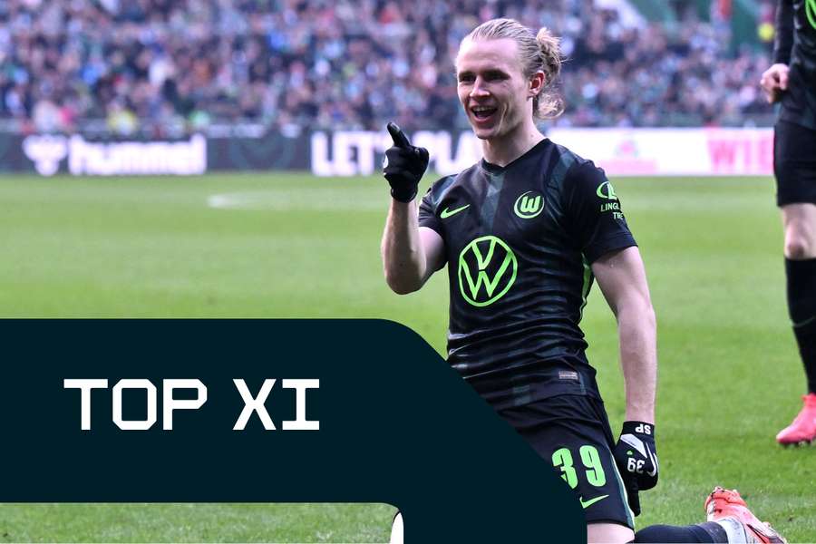 Bundesliga Top XI: Wolfsburgs Patrick Wimmer lässt sich für seinen zweiten Treffer in Bremen feiern.