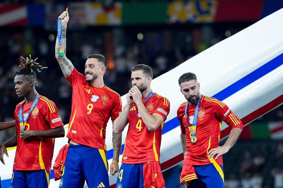 Carvajal, Nacho e Joselu, juntamente com Nico Williams, recebem a medalha que os consagra como campeões europeus.