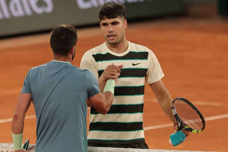 Alcaraz da la mano a Dzumhur.
