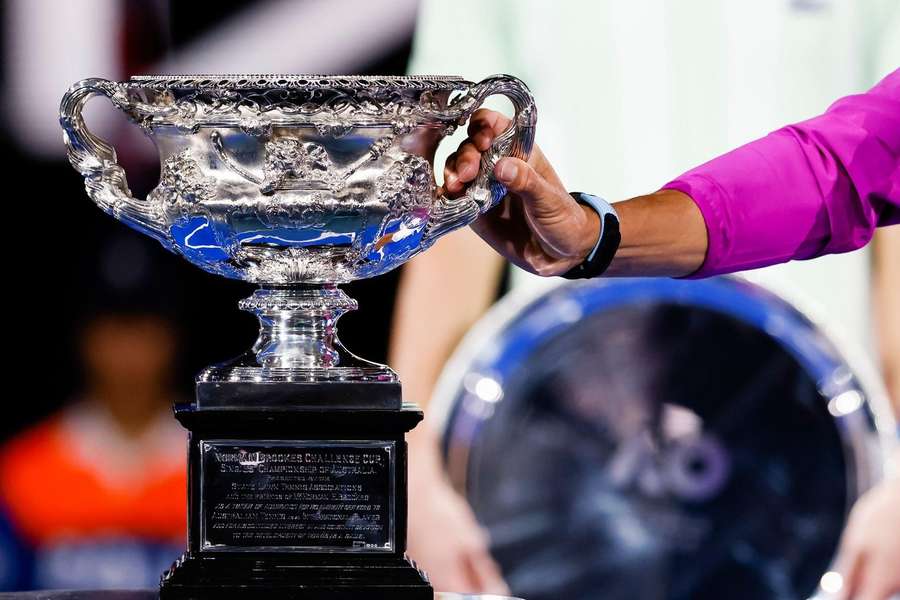 Vorjahressieger Rafael Nadal greift zum Siegerpokal der Australian Open