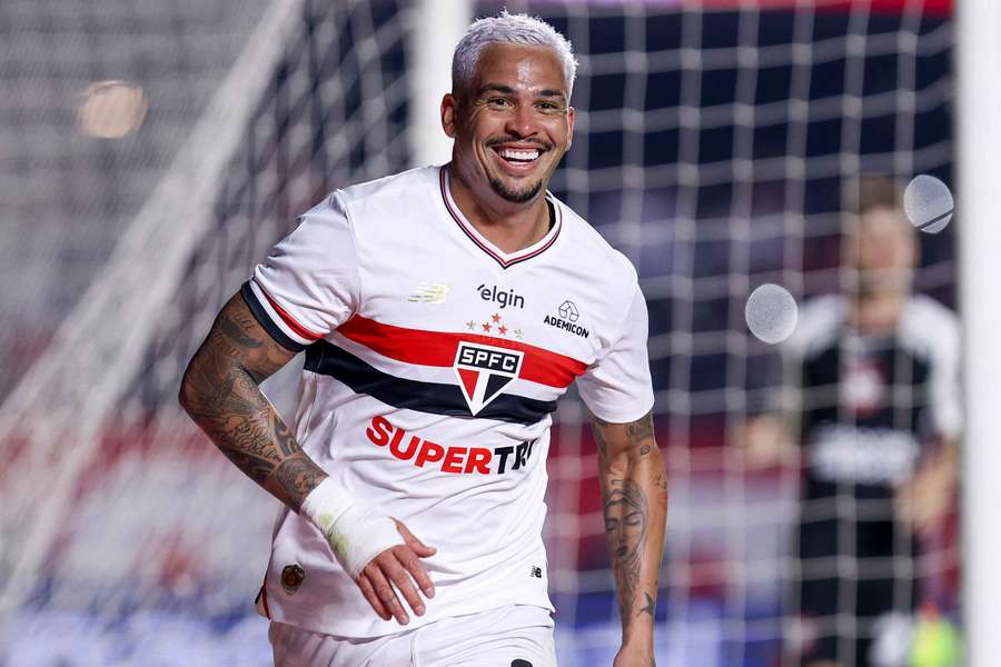 Luciano marcou dois gols na vitória do São Paulo contra o Corinthians
