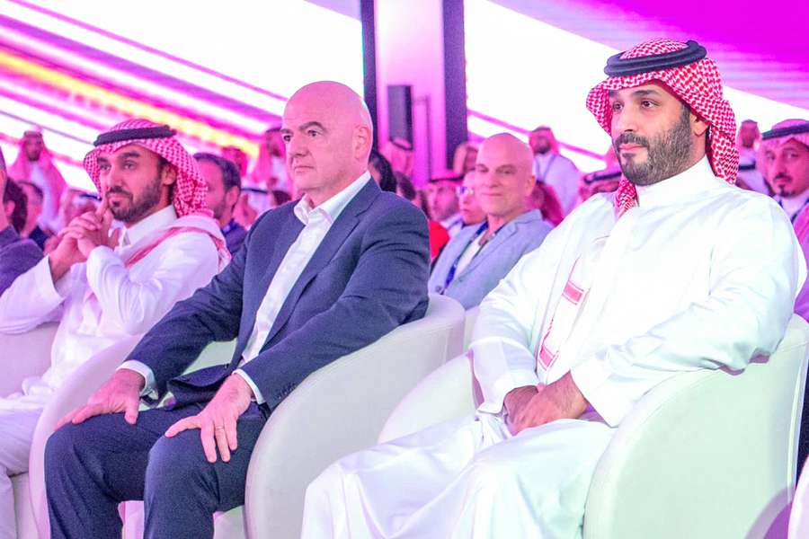 Kronprins Muhammad bin Salman (højre) havde forleden inviteret FIFA-præsident Gianni Infantino (venstre) til åbning af Esports World Cuppen i Riyadh.