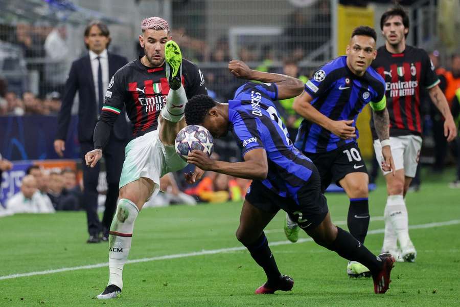Inter Milans Denzel Dumfries in actie tijdens de Champions League-ontmoeting met AC Milan op 16 mei Inter Milans Denzel Dumfries in actie tijdens de Champions League-ontmoeting met AC Milan op 16 mei