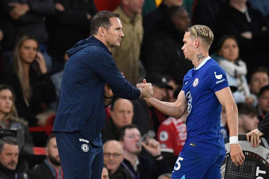 Frank Lampard shakes hands with Chelsea's Ukrainian midfielder Mykhailo Mudryk