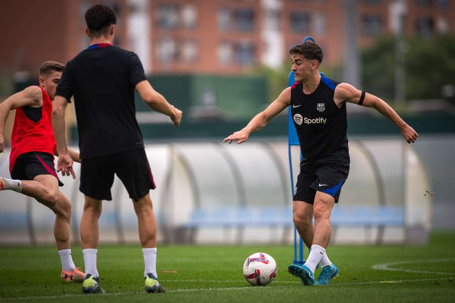 Gavi conduz a bola sob pressão de Fermín