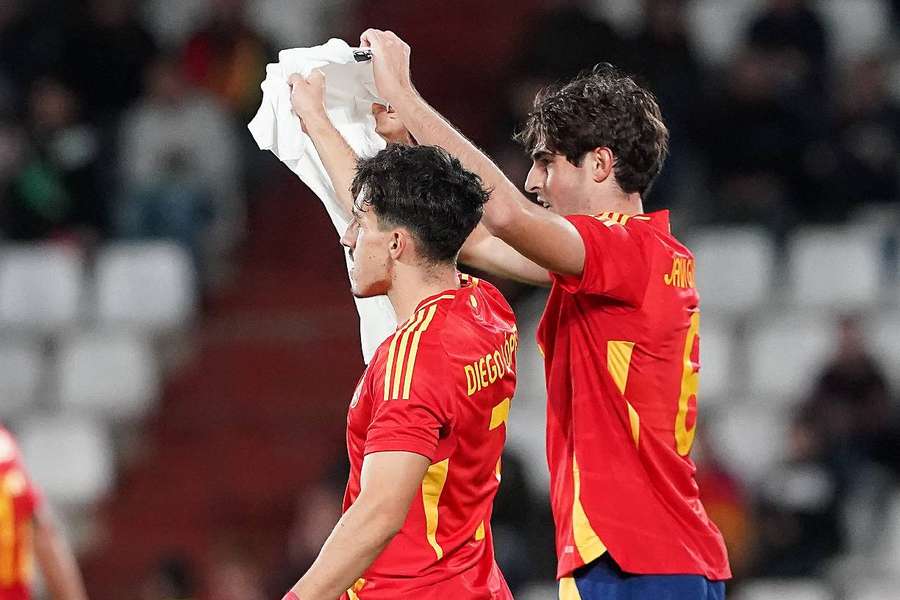 Javi Guerra y Diego López celebrando el primer gol de España