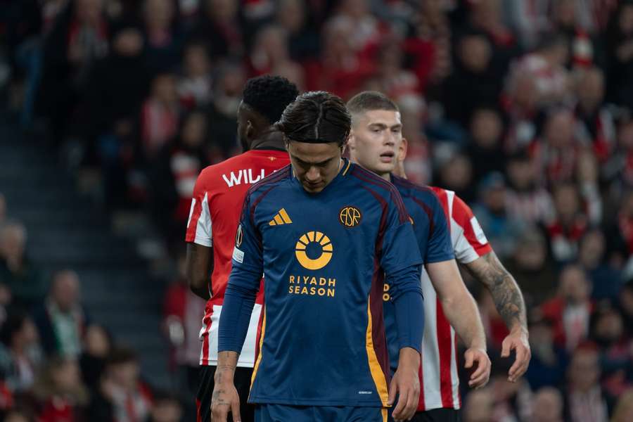 Paulo Dybala a testa bassa dopo il ko con l'Athletic Club 