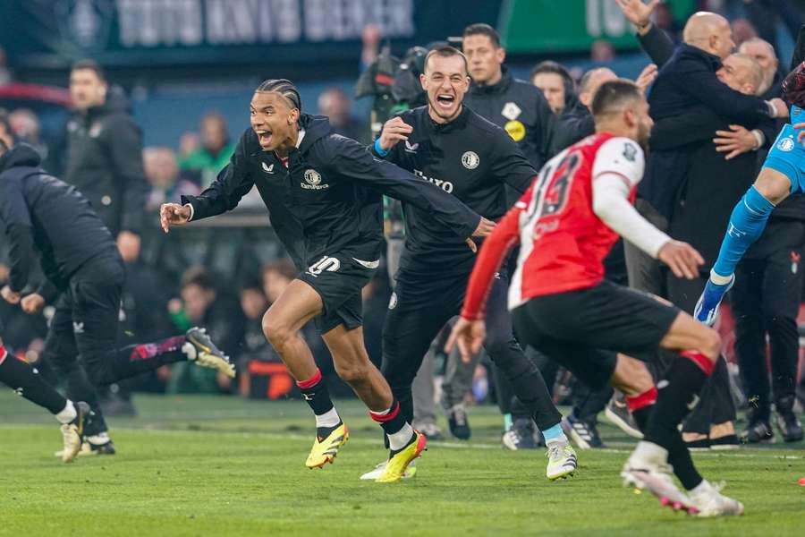 Calvin Stengs e Justin Bijlow (centro) permaneceram fiéis ao Feyenoord por necessidade.