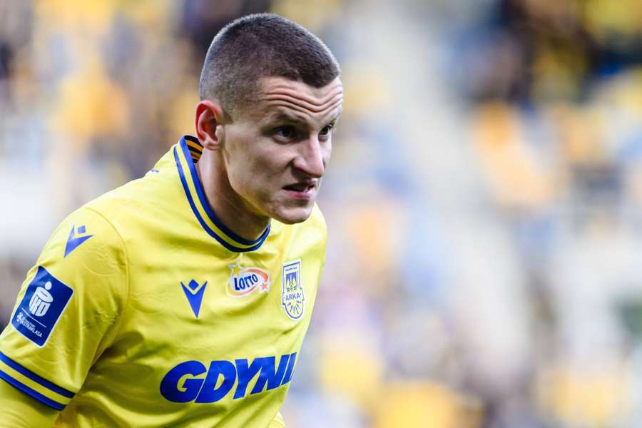 Nadějný záložník Oskar Kubiak v dresu Arky Gdyně Nadějný záložník Oskar Kubiak v dresu Arky Gdyně