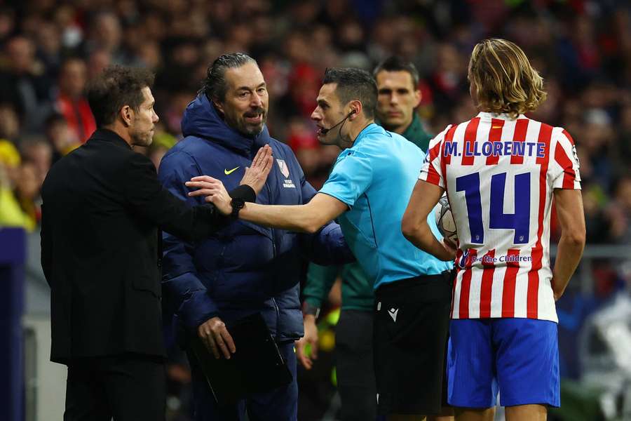 El árbitro del Atlético-Bodo/Glimt habla con el cuerpo técnico rojiblanco