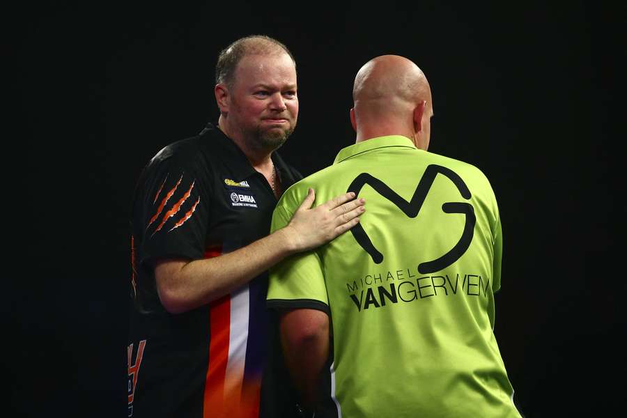 Raymond van Barneveld lieferte sich spektakuläre Duell mit Michael van Gerwen. Raymond van Barneveld lieferte sich spektakuläre Duell mit Michael van Gerwen.