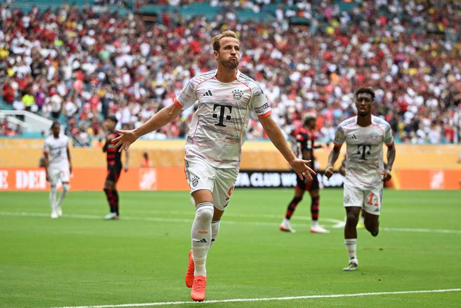 Harry Kane slaví gól v zápase s Flamengem.
