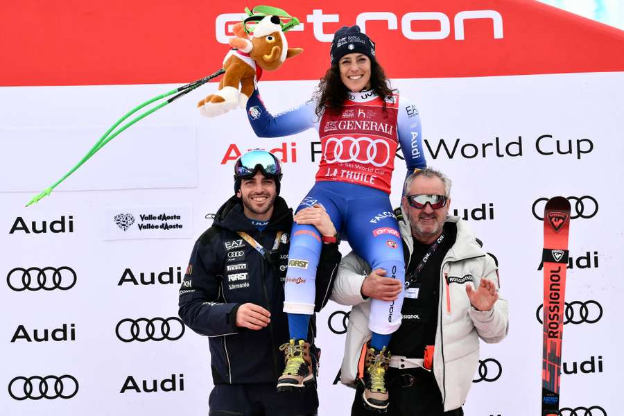 Federica Brignone célèbrant sa victoire.