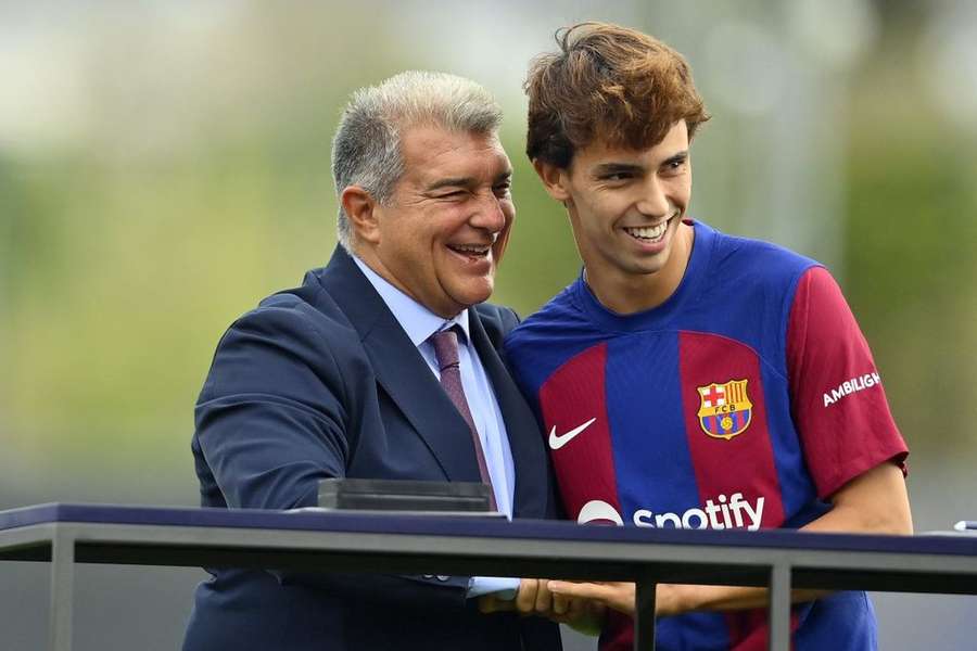 Joan Laporta com João Félix na apresentação oficial do avançado