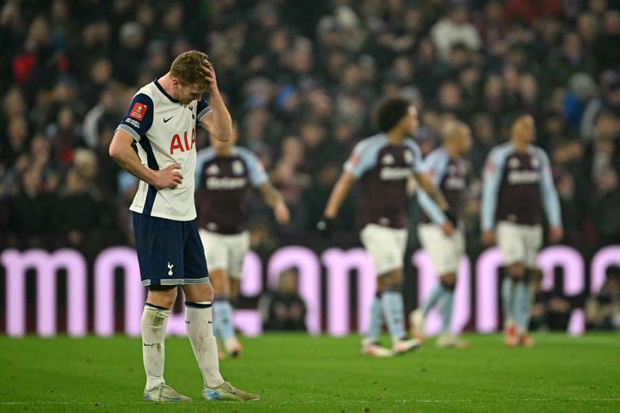 Tottenham caiu em jogo no Villa Park, em Birmingham 