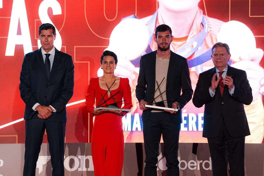 María Pérez y Quique Llopis, en el centro de la imagen