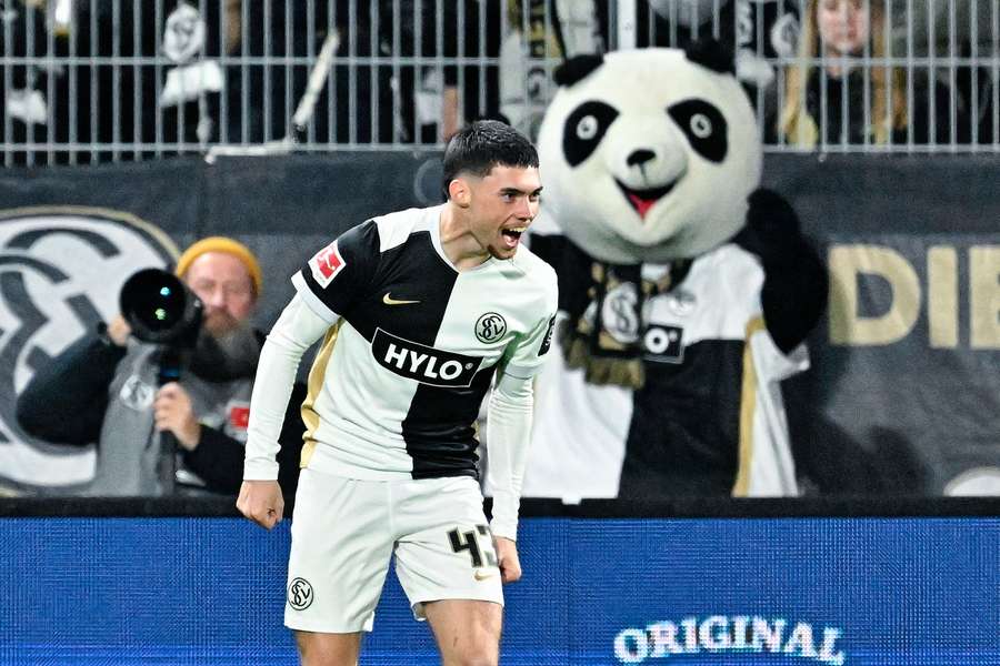 Felix Keidel z Elversbergu świętuje gola przeciwko Mainz.
