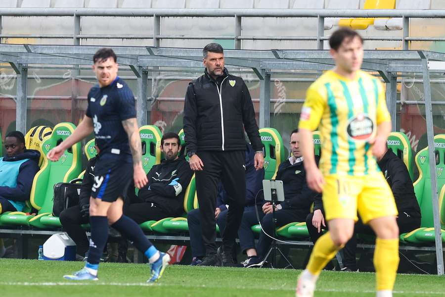 Cristiano Bacci no banco do Tondela