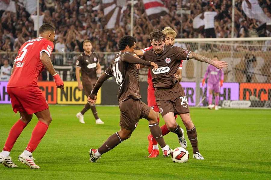 St. Pauli kämpft sich zum Heimsieg.
