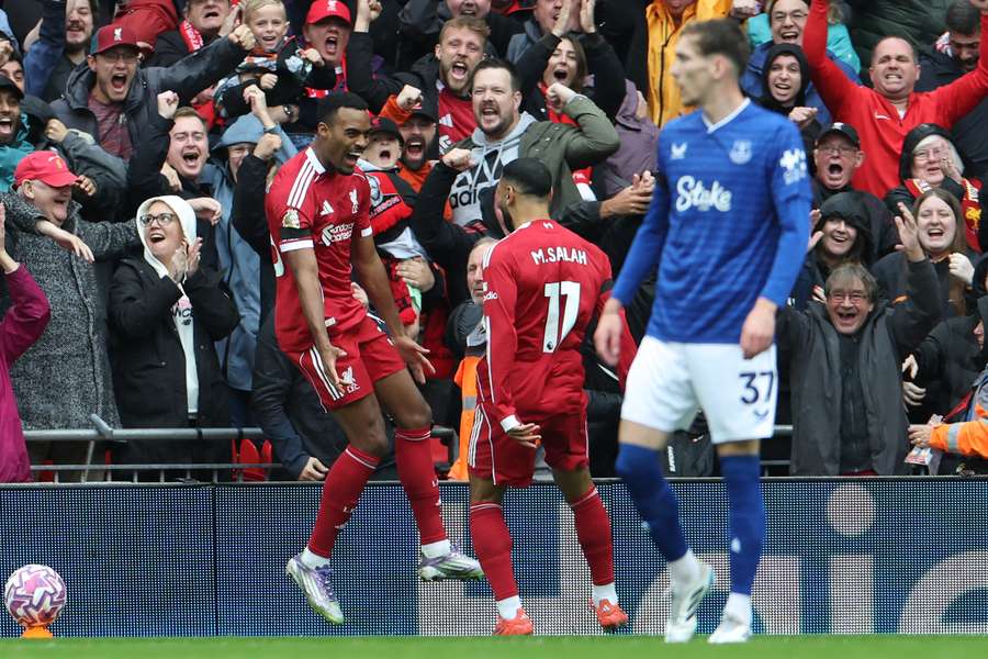 Ryan Gravenberch esulta dopo il gol segnato all'Everton