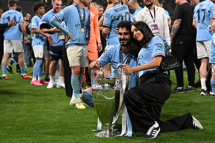 Gündogan após o triunfo na CL com sua esposa Sara Arfaoui