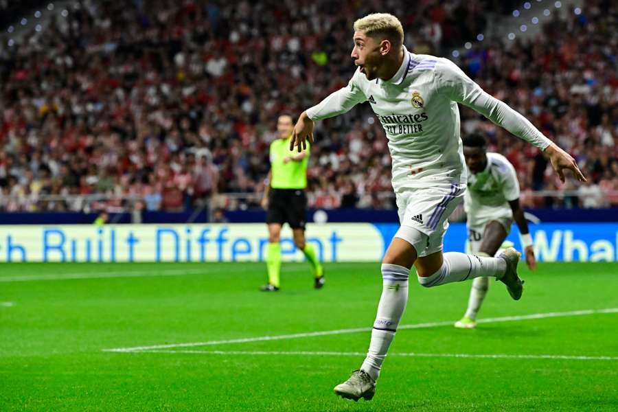 Real v dramatickém derby porazil Atlétiko 2:1 a zůstává neporažený, rozhodl Valverde