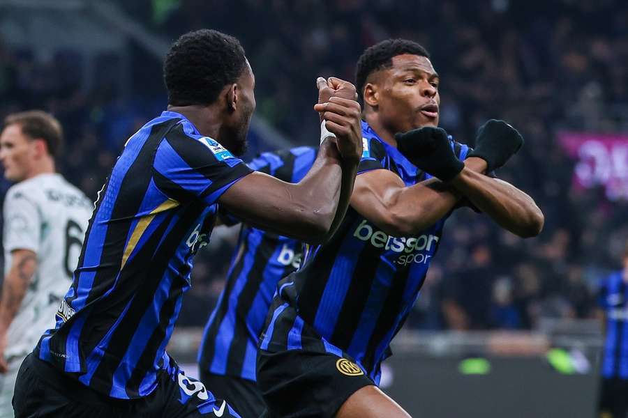 Denzel Dumfries bejubelt seinen wichtigen 2:1-Führungstreffer.