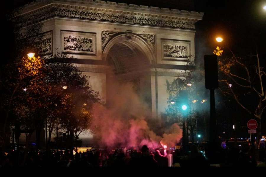 Paris foi palco de confrontos entre adeptos e também com as autoridades Paris foi palco de confrontos entre adeptos e também com as autoridades