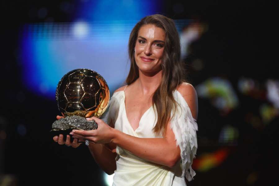 Alexia Putellas lifts the Ball d'Or Feminin Alexia Putellas lifts the Ball d'Or Feminin