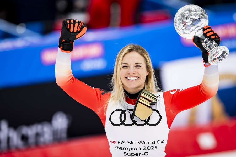 Gutová-Behramiová sa raduje zo zisku trofeje.