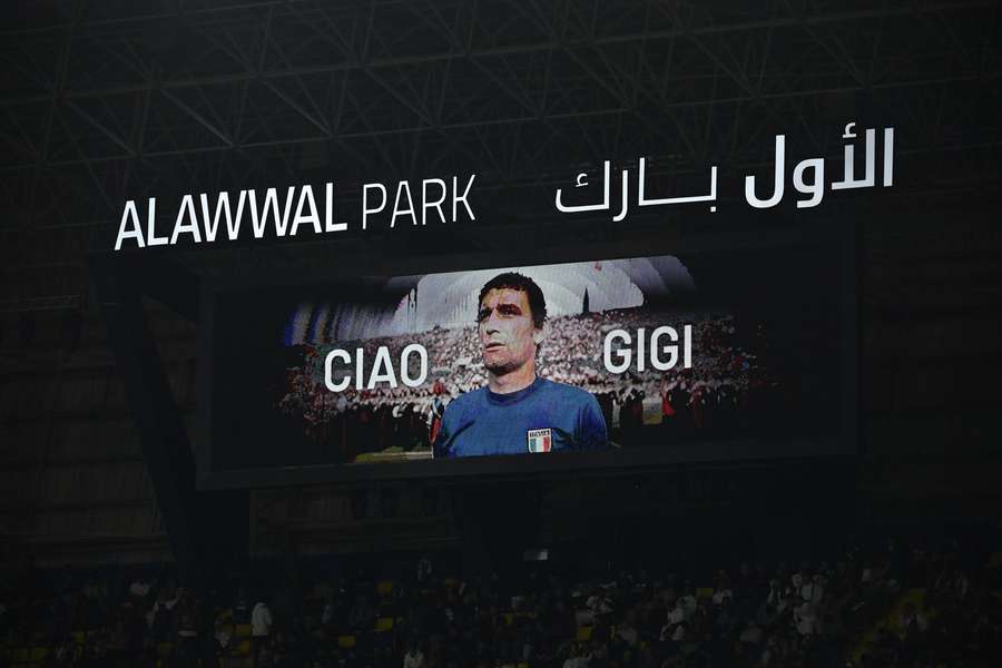 Il tributo a Gigi Riva nel corso della finale di Supercoppa 