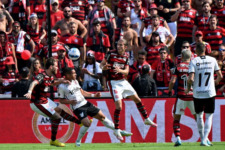 Filipe Luis salta durante una jugada de la final de la Copa Libertadores.