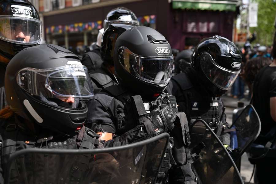 Zusammenstöße zwischen der Pariser Polizei und Demonstranten am Tag der Arbeit Zusammenstöße zwischen der Pariser Polizei und Demonstranten am Tag der Arbeit