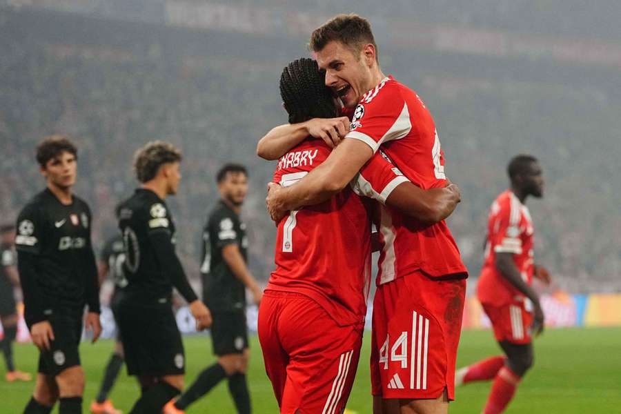 Serge Gnabry a Josip Stanisič vyrovnávací gól Bayernu proti Sportingu.