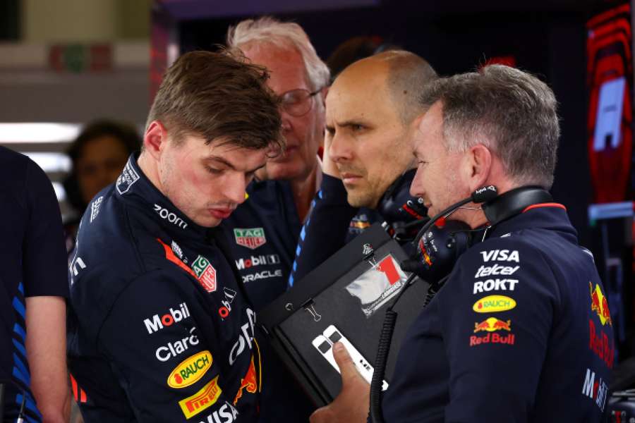 Verstappen speaks with Horner