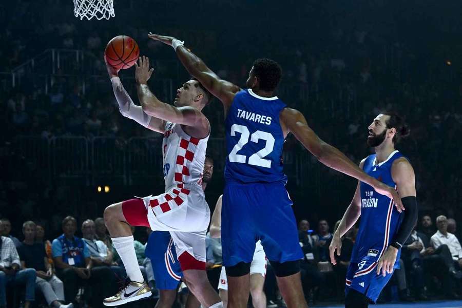 Tavares intenta taponar una penetración de su compañero en el Madrid Hezonja