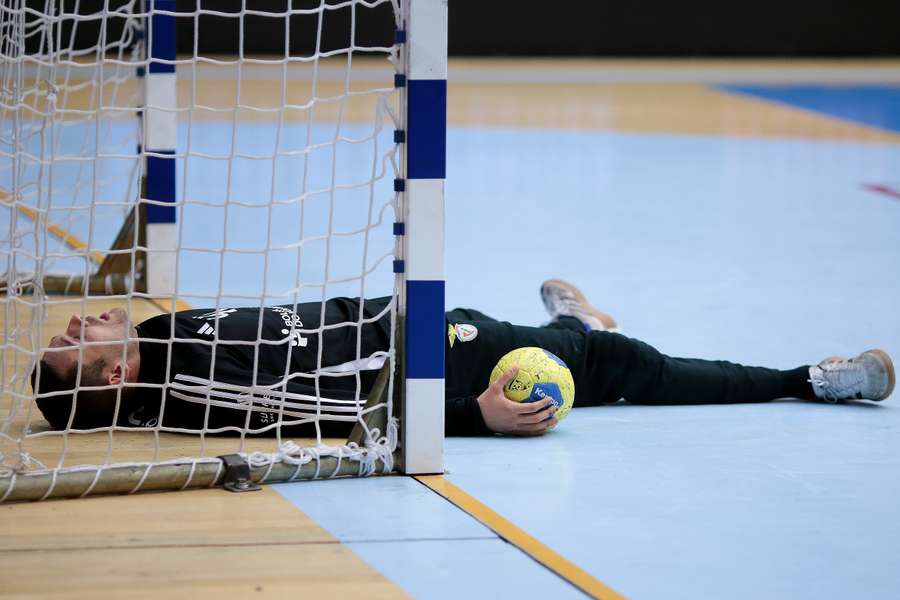 Gustavo Capdeville reage a um golo sofrido