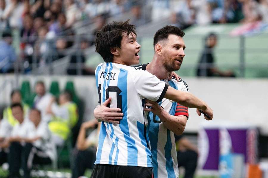 Zum Verwechseln ähnlich: Weltmeister Lionel Messi (re.) und ein chinesischer Teenager mit Messi-Trikot (li.)
