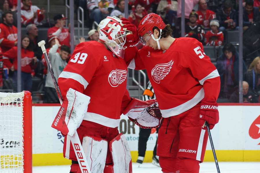 Moritz Seider (r.) und Detroit-Torhüter Cam Talbot (l.)