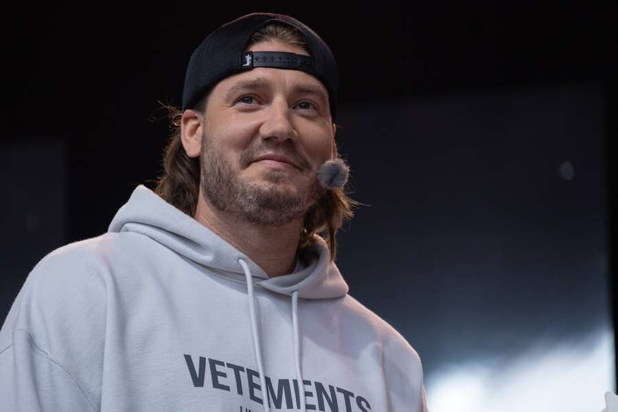 Bendtner, antigo avançado do Arsenal, envolvido em ataque com faca