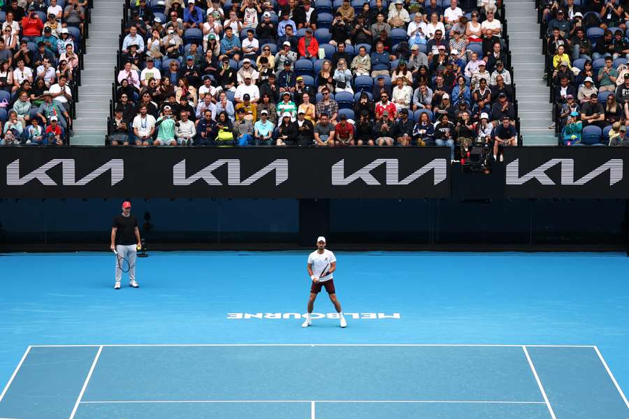 Novak Djokovic se entrena en Australia