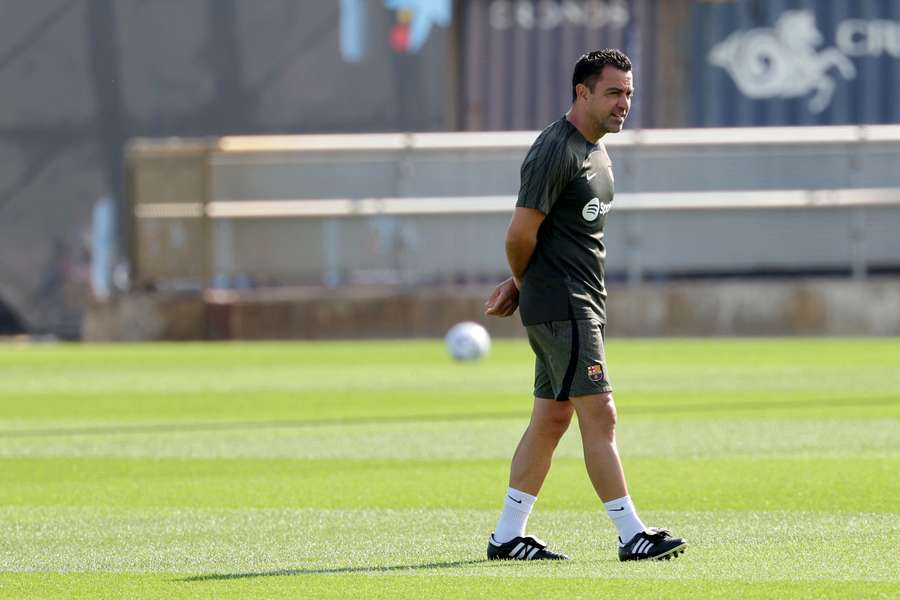 Xavi leidt de maandagochtendtraining in aanloop naar het duel tegen Royal Antwerp 