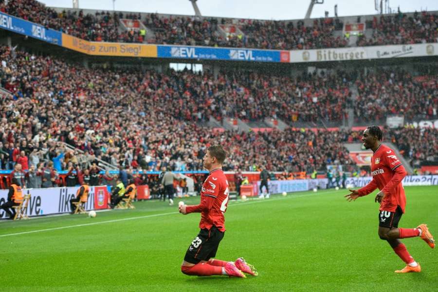 Adam Hložek slaví vítězný gól do sítě Lipska.