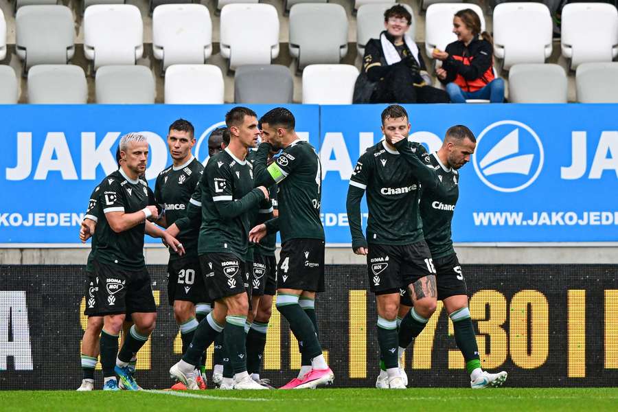 Hráči Jablonce slaví vstřelený gól. Hráči Jablonce slaví vstřelený gól.