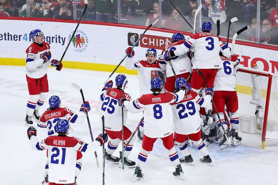 Postup do finále MSJ obrazem: Skřek při hymně, Tittelbach i omluvenka od Českého hokeje Postup do finále MSJ obrazem: Skřek při hymně, Tittelbach i omluvenka od Českého hokeje