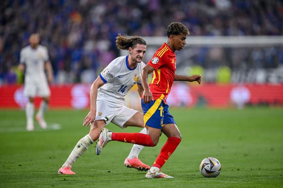 Lamine es observado por Rabiot Lamine es observado por Rabiot