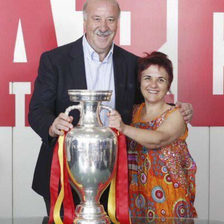 Julia del Mar con Vicente del Bosque y la Eurocopa ganada por España en 2012 Julia del Mar con Vicente del Bosque y la Eurocopa ganada por España en 2012