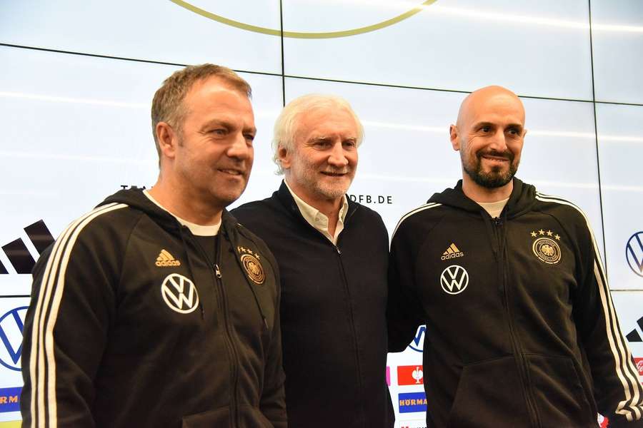 Von links nach rechts: Hansi Flick, Rudi Völler, Di Salvo